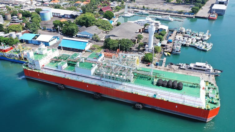 floating storage and regasification unit, gas ship bali port