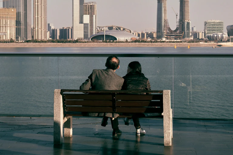 Un couple assis sur un banc.