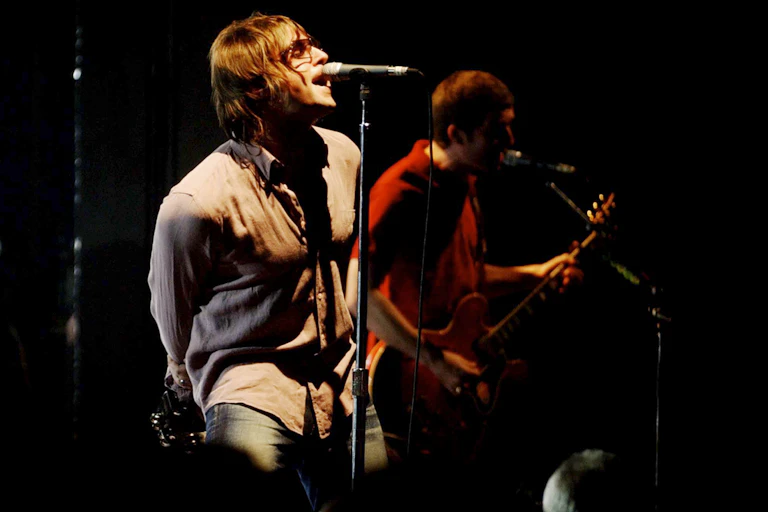 Dos hombres en escena.