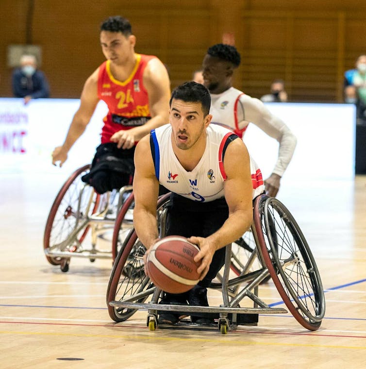Sofyane con el baloncesto en silla de ruedas de Francia en el Campeonato de Europa de 2021