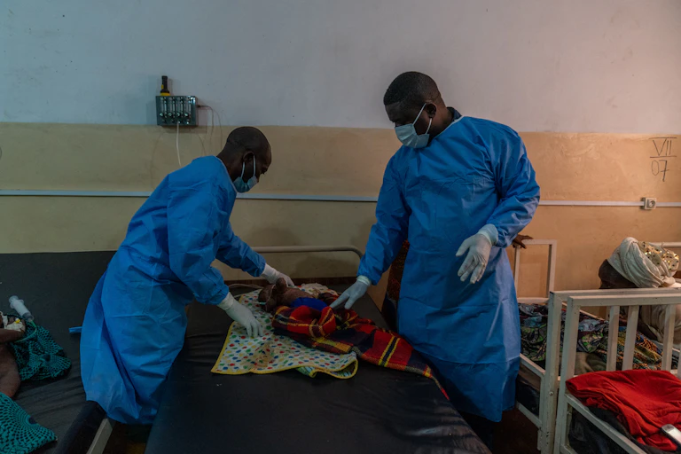 Des soignants prennent en charge un nourrisson dans le cadre de l'épidémie de mpox.