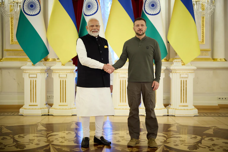 Indian prime minister Narendra Modi shakes hands with Ukrainian president Volodymyr Zelensky.