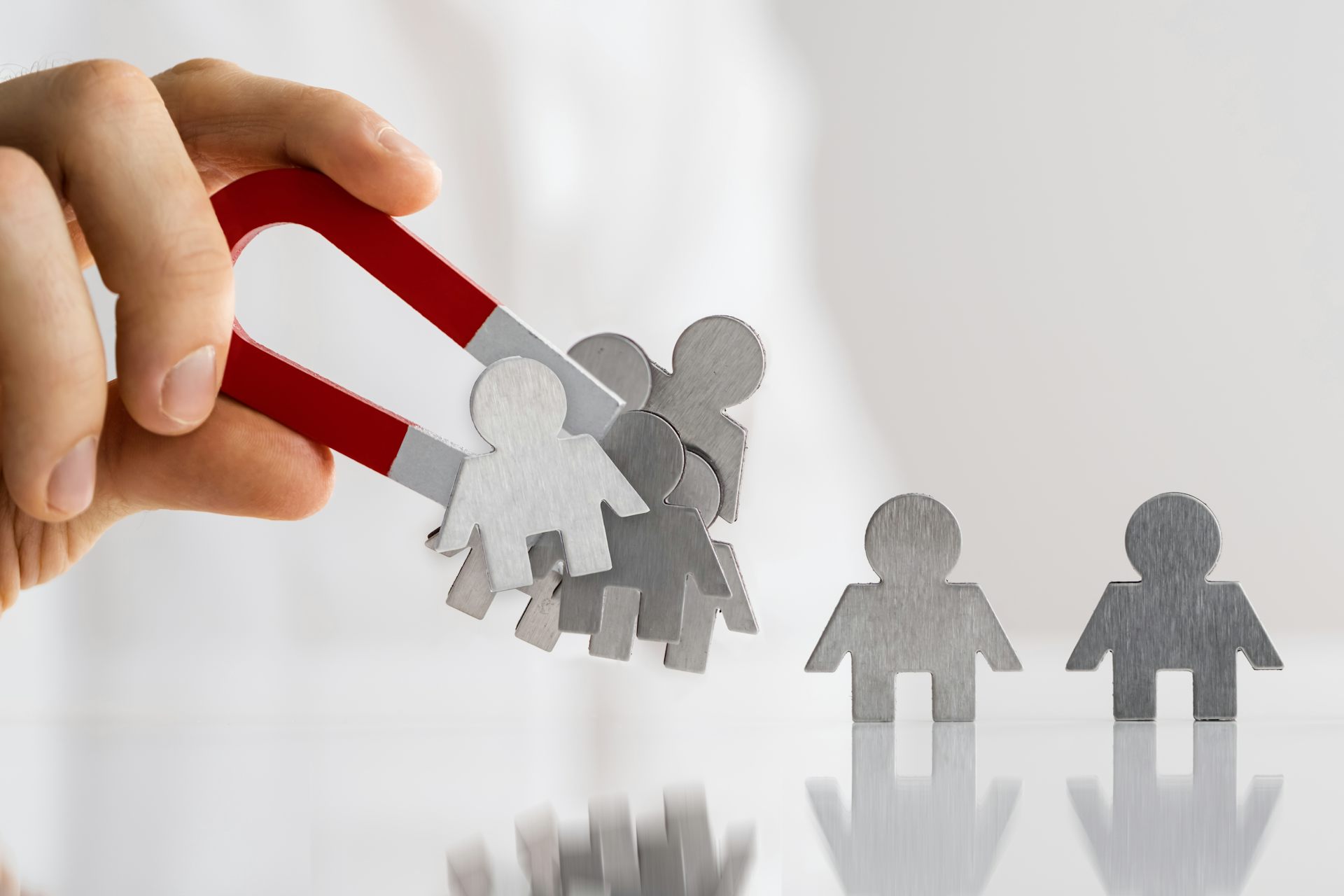 Des figurines sont aimantées à un même aimant.