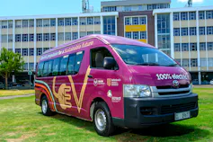 Un minibus-taxi dans l'enceinte de l'université