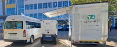 Deux véhicules électriques garés à côté d'une borne de recharge électrique