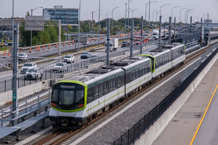 Le train d’un métro léger longe une autoroute