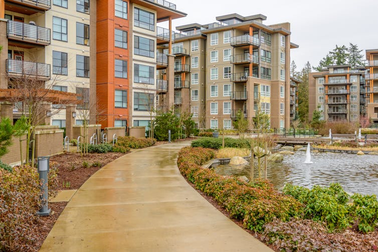 Plusieurs bâtiments d’appartements modernes partageant un même espace