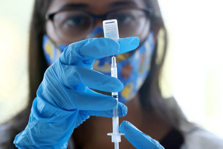 Une soignante prend du vaccin mpox dans un flacon