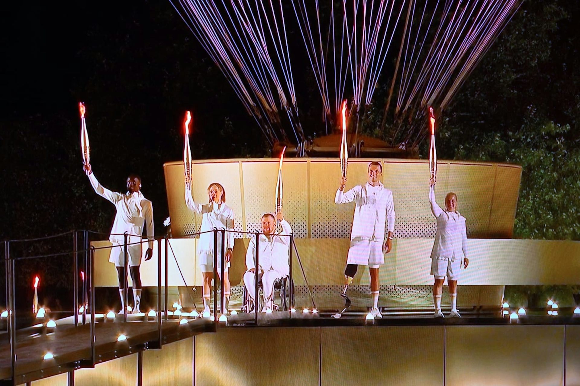 Cinq athlètes paralympiens allument ensemble la vasque aux Tuileries