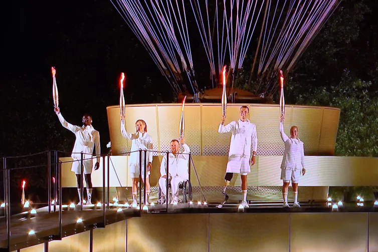 Cinq athlètes paralympiens allument ensemble la vasque aux Tuileries