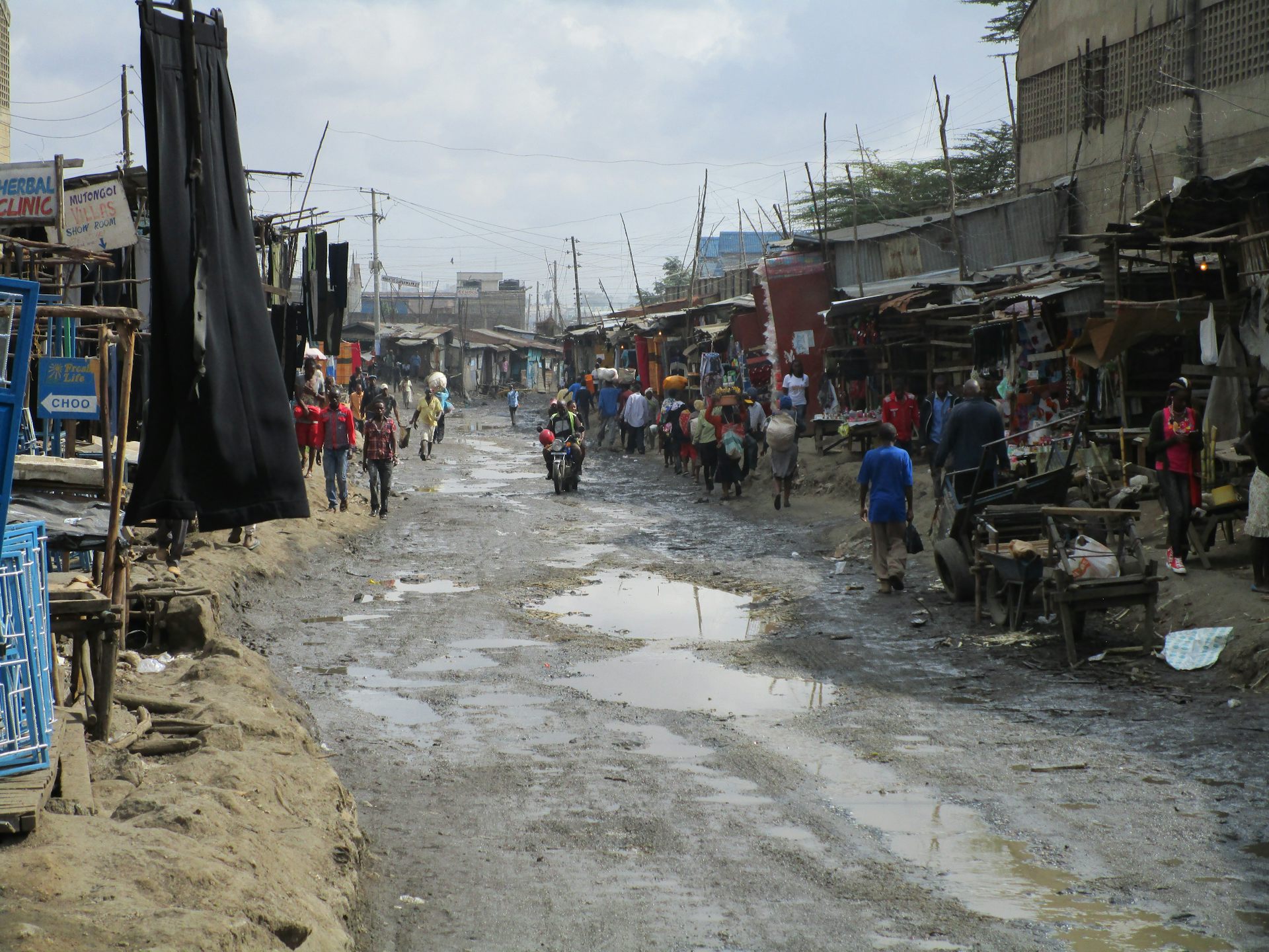 Dans les bidonvilles d’Afrique, une économie informelle bouillonnante