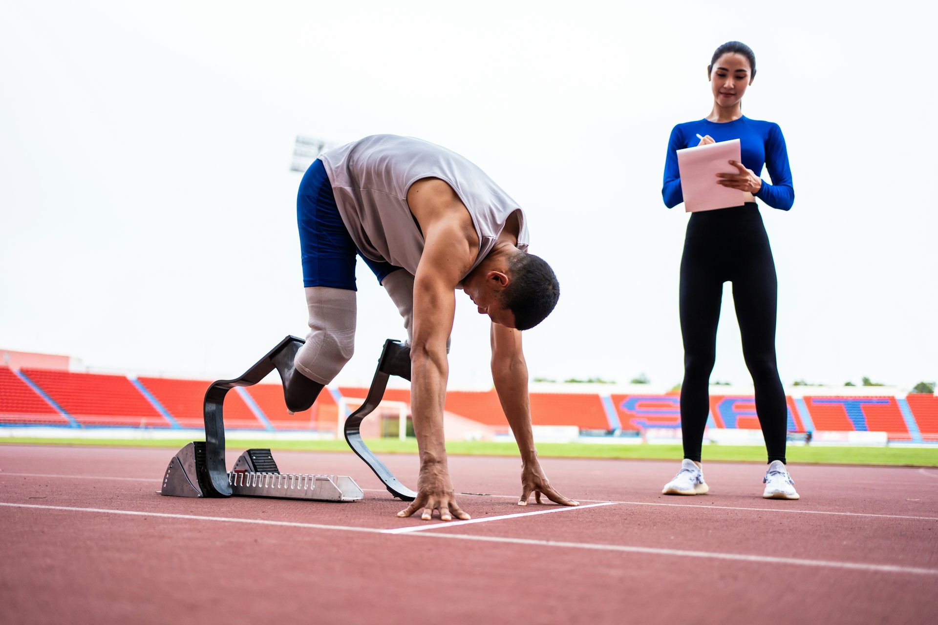 Coureur amputé s’entraîne sur une piste d’athlétisme grâce à des lames prothèses et carbone