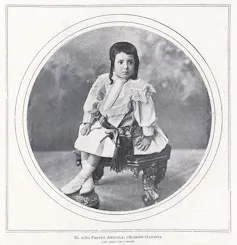 Fotografía en blanco y negro de un niño sobre una butaca.