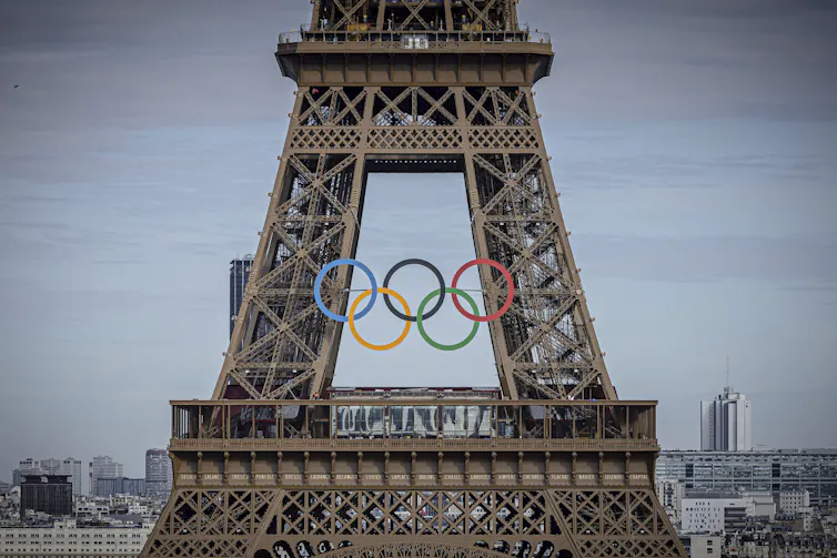 la tour Eiffel avec les anneaux olympiques