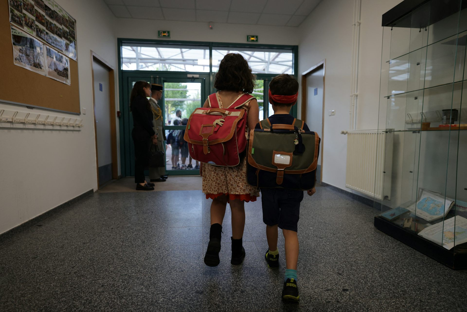 Des élèves arrivent pour la rentrée scolaire à l'école primaire Jean de la Fontaine, à Issy-les-Moulineaux, le 2 septembre 2024.