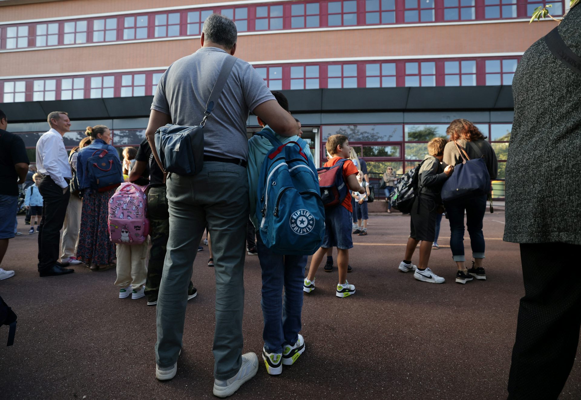 Des élèves arrivent pour la rentrée scolaire à l’école primaire Jean de la Fontaine, à Issy-les-Moulineaux, au sud de Paris, le 2 septembre 2024