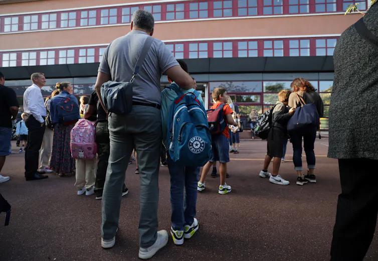 Des élèves arrivent pour la rentrée scolaire à l’école primaire Jean de la Fontaine, à Issy-les-Moulineaux, au sud de Paris, le 2 septembre 2024