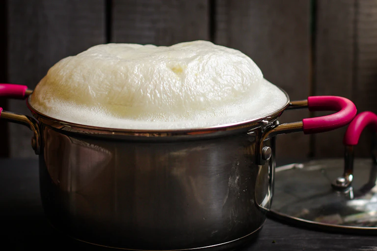 Une casserole de lait déborde.
