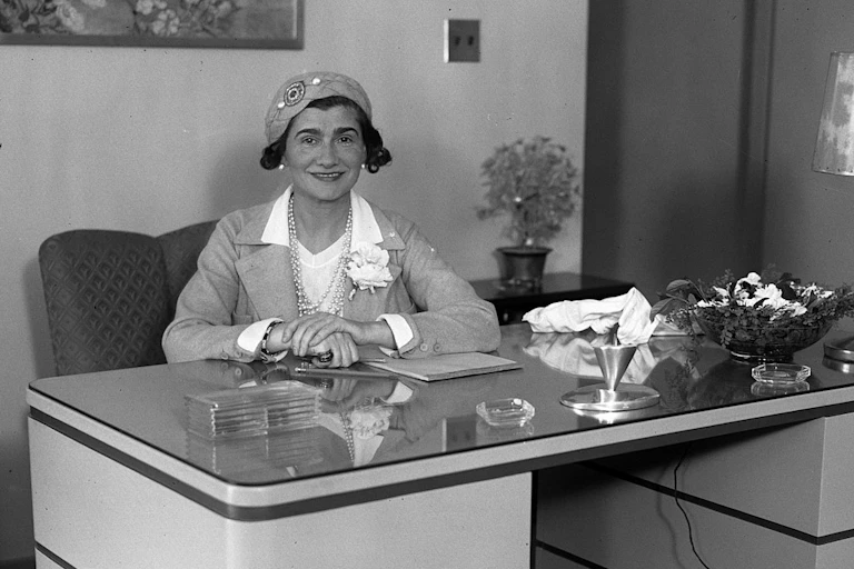 Dite Coco Gabrielle Chanel, aux sources d'une marque de luxe au succès mondial