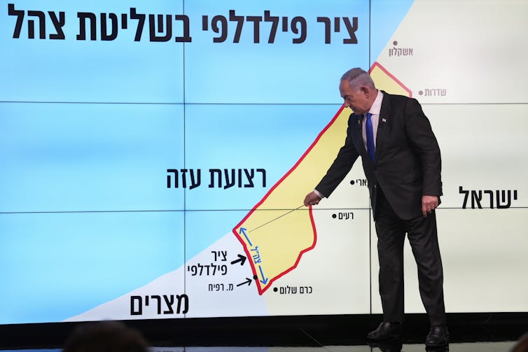 Benjamin Netanyahu pointing to the Philadelphi corridor on a map.