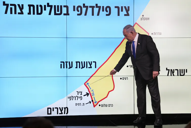 Benjamin Netanyahu pointing to the Philadelphi corridor on a map.