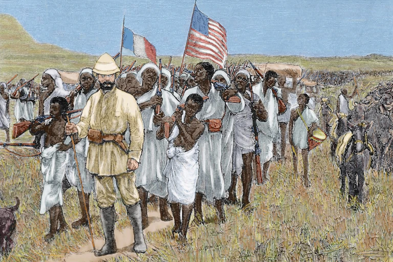 Illustration historique d'un homme européen avec des drapeaux dans un casque de pithiaire menant une foule d'Africains qui portent les drapeaux britannique et français dans un paysage plat avec une montagne.