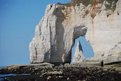 Les falaises d’Étretat, façonnés par des débris de coccolithophoridés, des petites algues calcaires émettant du soufre