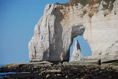 Les falaises d’Étretat, façonnés par des débris de coccolithophoridés, des petites algues calcaires émettant du soufre