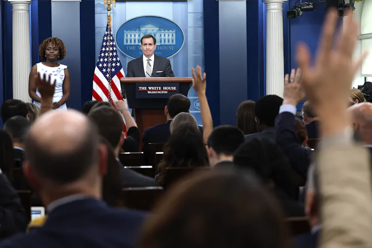 White House press briefing with many hands raised