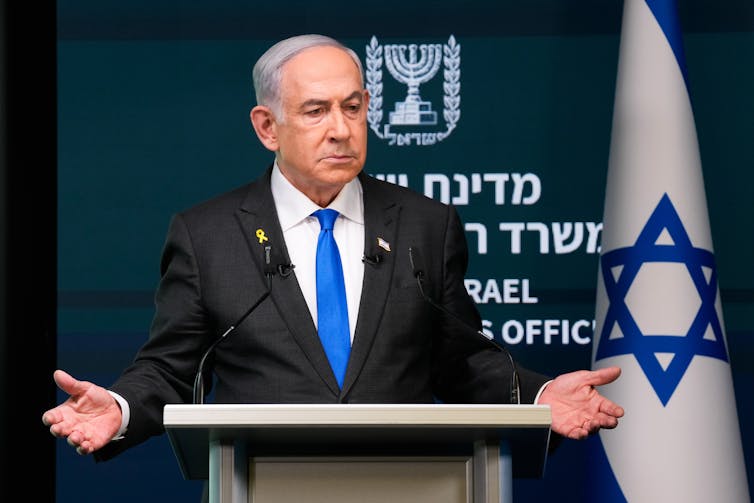 Benjamin Netanyahu discursando em um pódio.
