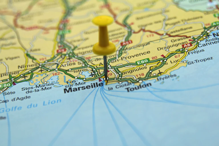 Gros plan sur une carte pointée sur Marseille