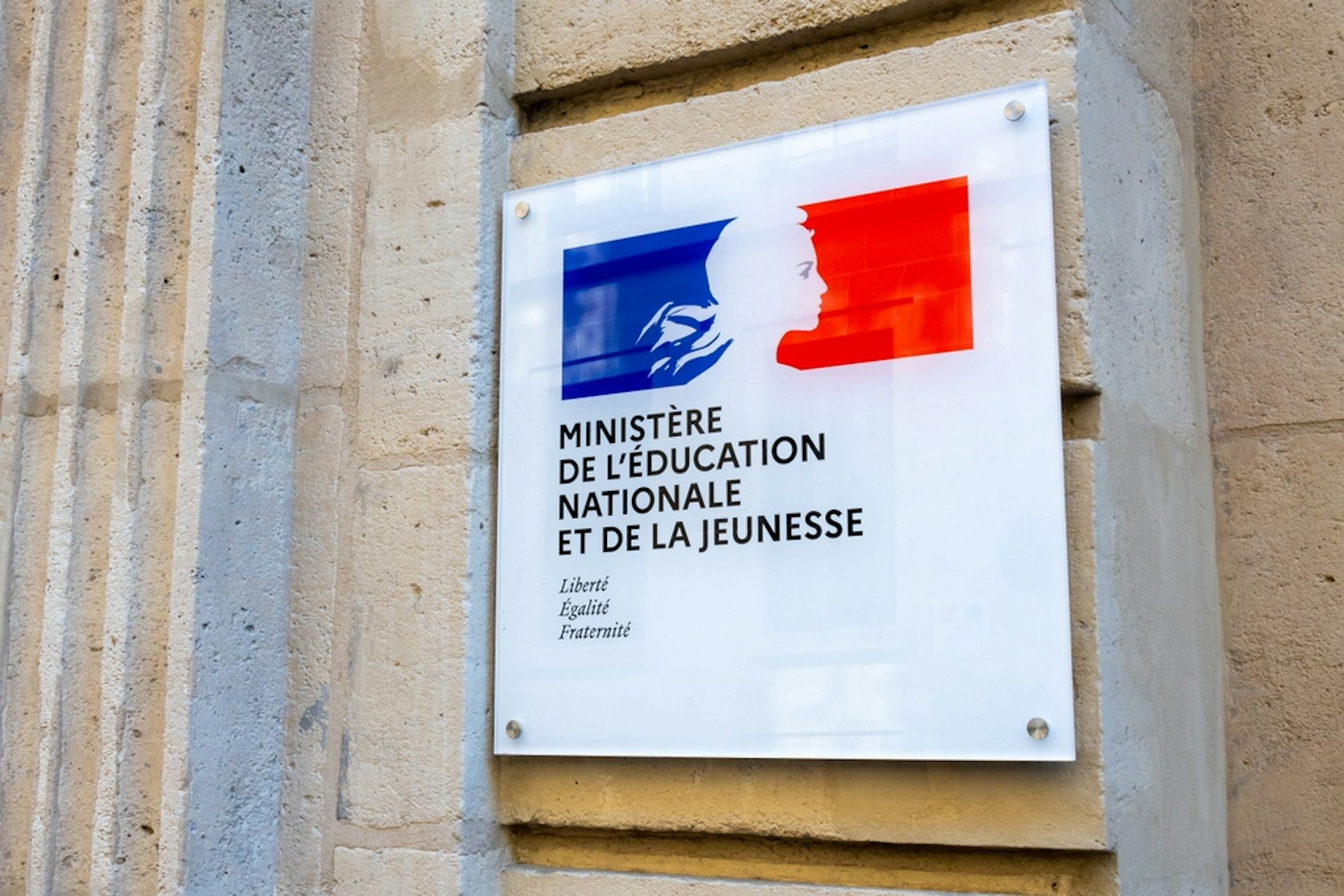 Plaque d'entrée du ministère de l'Education nationale