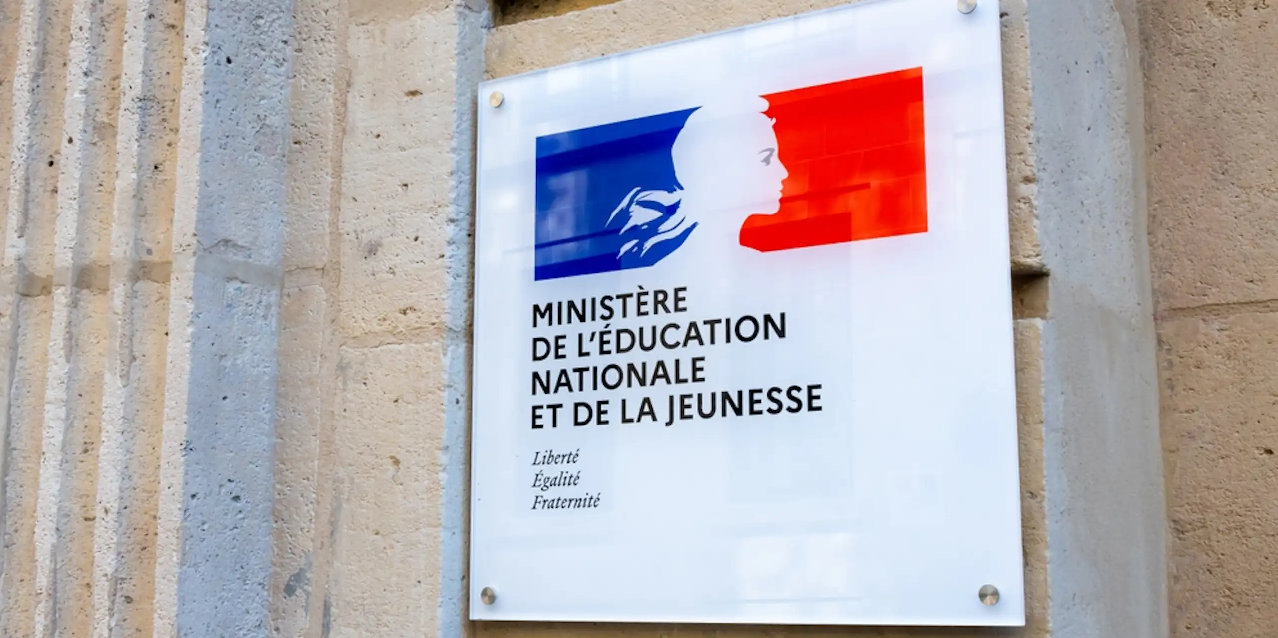 Plaque d'entrée du ministère de l'Education nationale