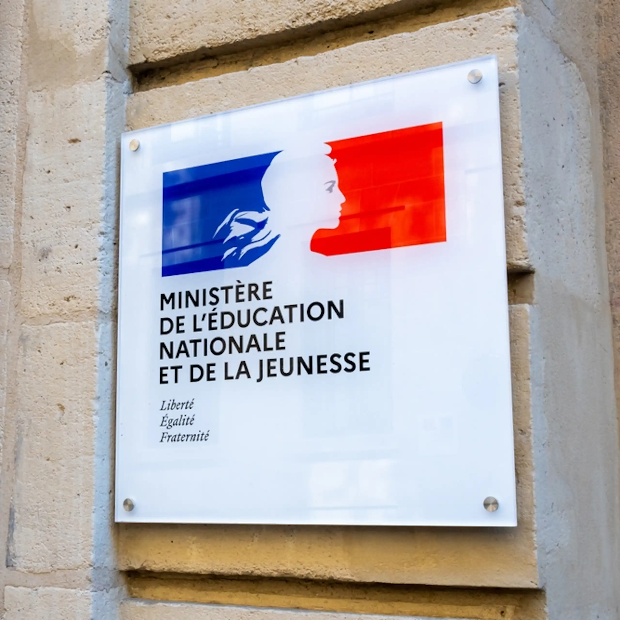 Plaque d'entrée du ministère de l'Education nationale