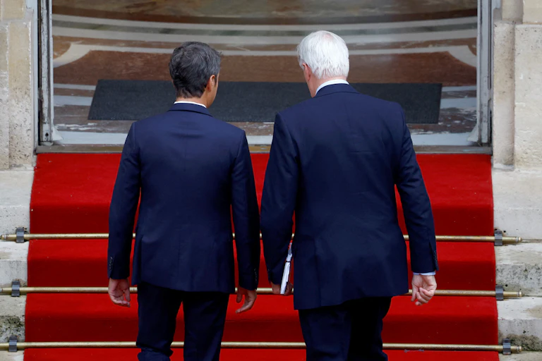 Michel Barnier entre à Matignon le 5 septembre 2024 accompagné de Gabriel Attal, premier ministre démissionnaire.