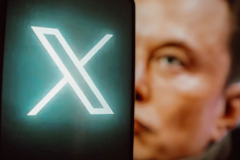 Le visage d'Elon Musk et le logo de X (ex-Twitter) affiché sur un smartphone.