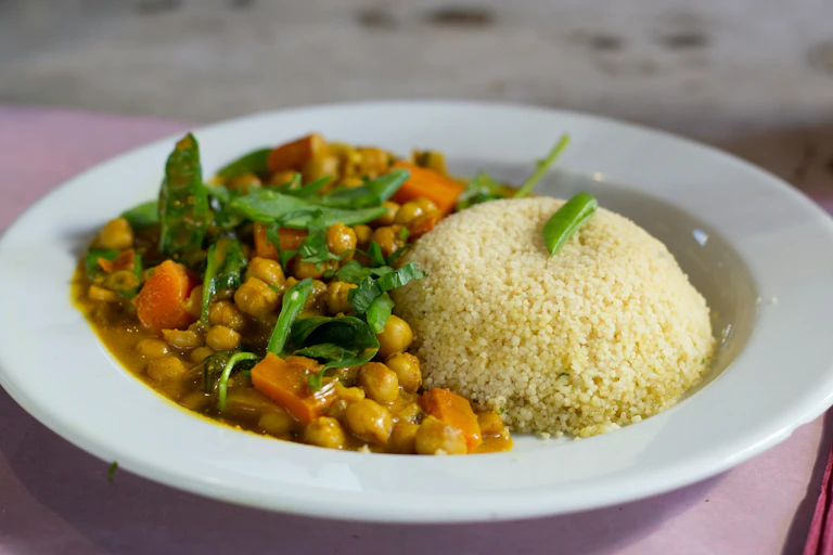 assiette avec un plat de pois chiches