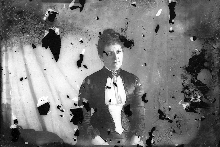 Retrato de una mujer con atuendo victoriano, entre 1890 y 1910.