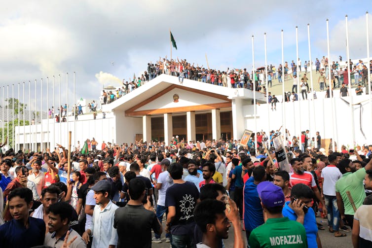 A crowd of protestors swarming round the prime minister's office in Dhaka.