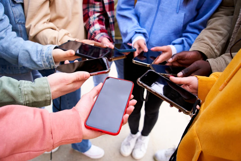 Des adolescents avec leurs smartphones