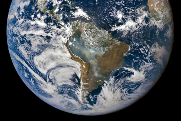 Imagen de la Tierra en la que se observa gran cantidad de humo en América del Sur.