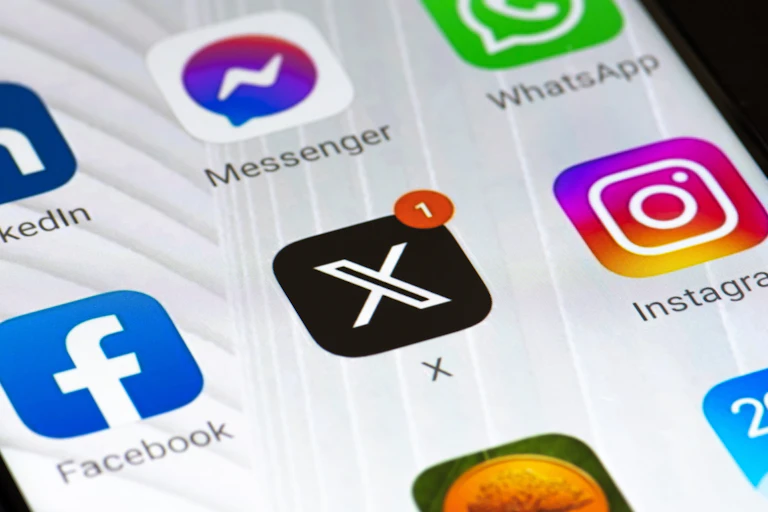 Zoom sur les applications des réseaux sociaux.