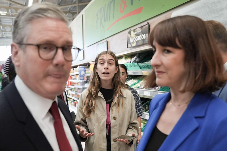 Keir Starmer and Rachel Reeves turning away as a member of the public speaks to them.