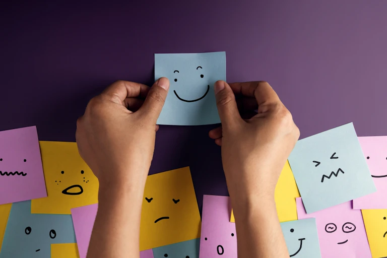 Des émojis sur des post-it.