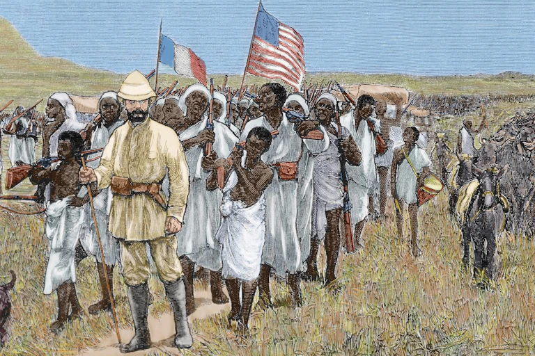 Ilustração histórica de um homem europeu com bandeiras em um capacete de couro liderando uma multidão de africanos que ostentam as bandeiras britânica e francesa em uma paisagem plana com uma montanha.
