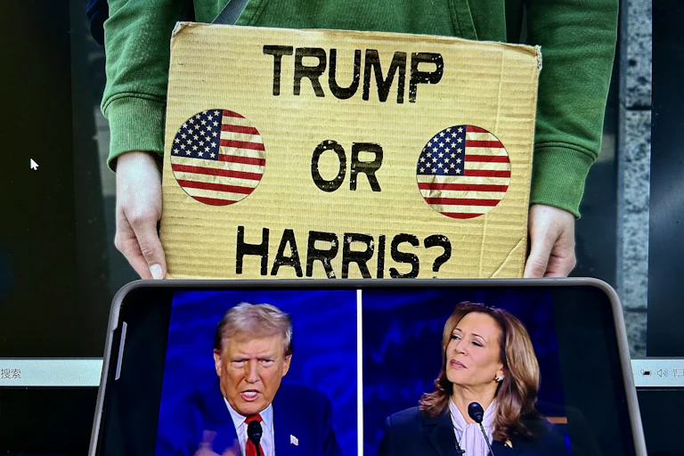 A smartphone screen shows the live broadcast of the presidential debate.