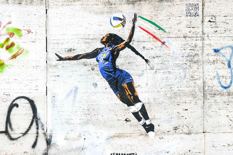 A grafitti mural of Paola Egonu playing volleyball.