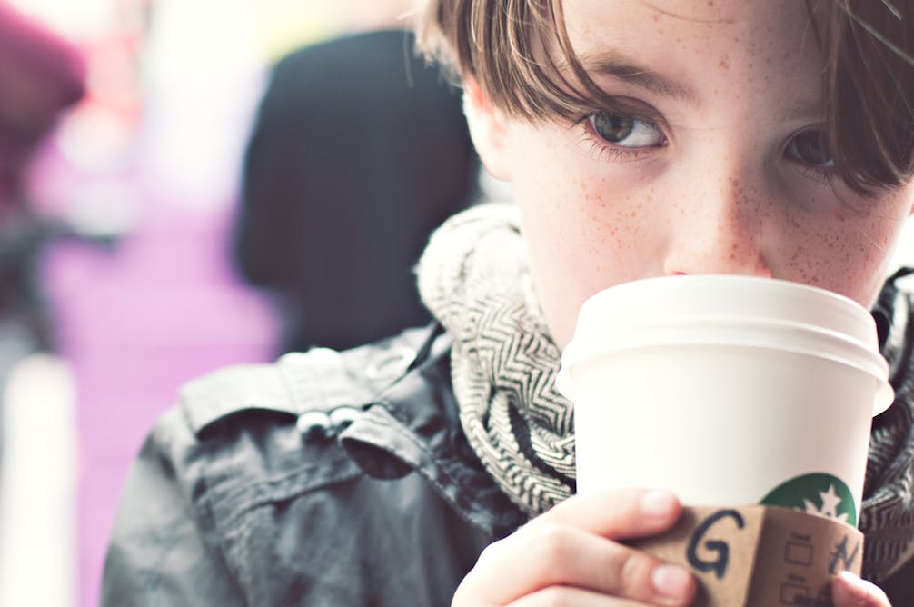 Можно подросткам пить кофе. Подростки пьют кофе. Школьник с кофе. Подросток с кофе парень. Кофе для подростков.