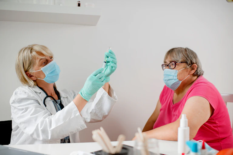 Une femme en surpoids se fait vacciner.
