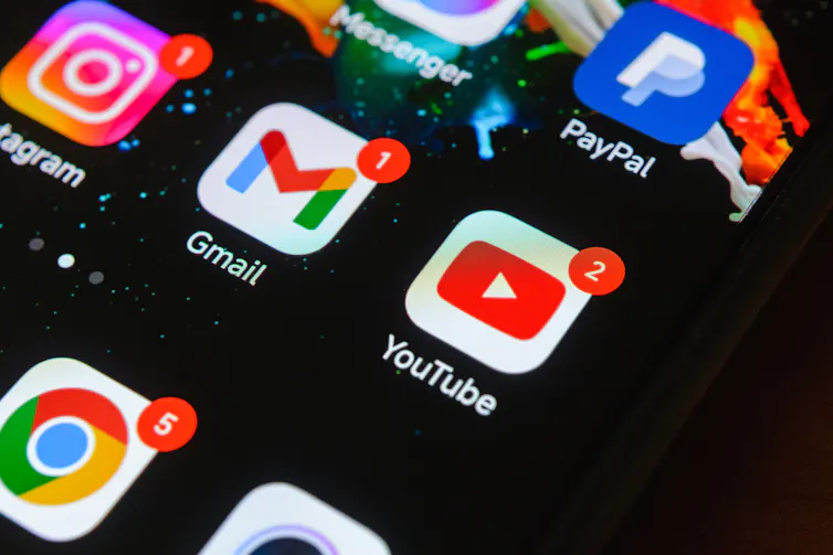 phone screen showing gmail icon with new email